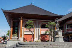 Tjokorda Gde Agung Sukawati Statue, Ubud, Ubud Art Market