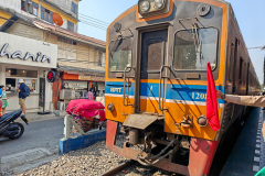 Wongwian Yai Station