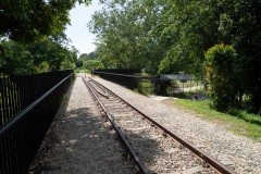 D047589