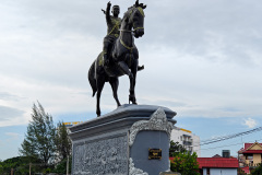 King Ang Duong statue