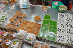 Mae Saman's steamed custard, The Crown Property Bureau Market (Rimnam market), ขนมหม้อแกงแม่สมาน ขนมหวานพื้นเมือง